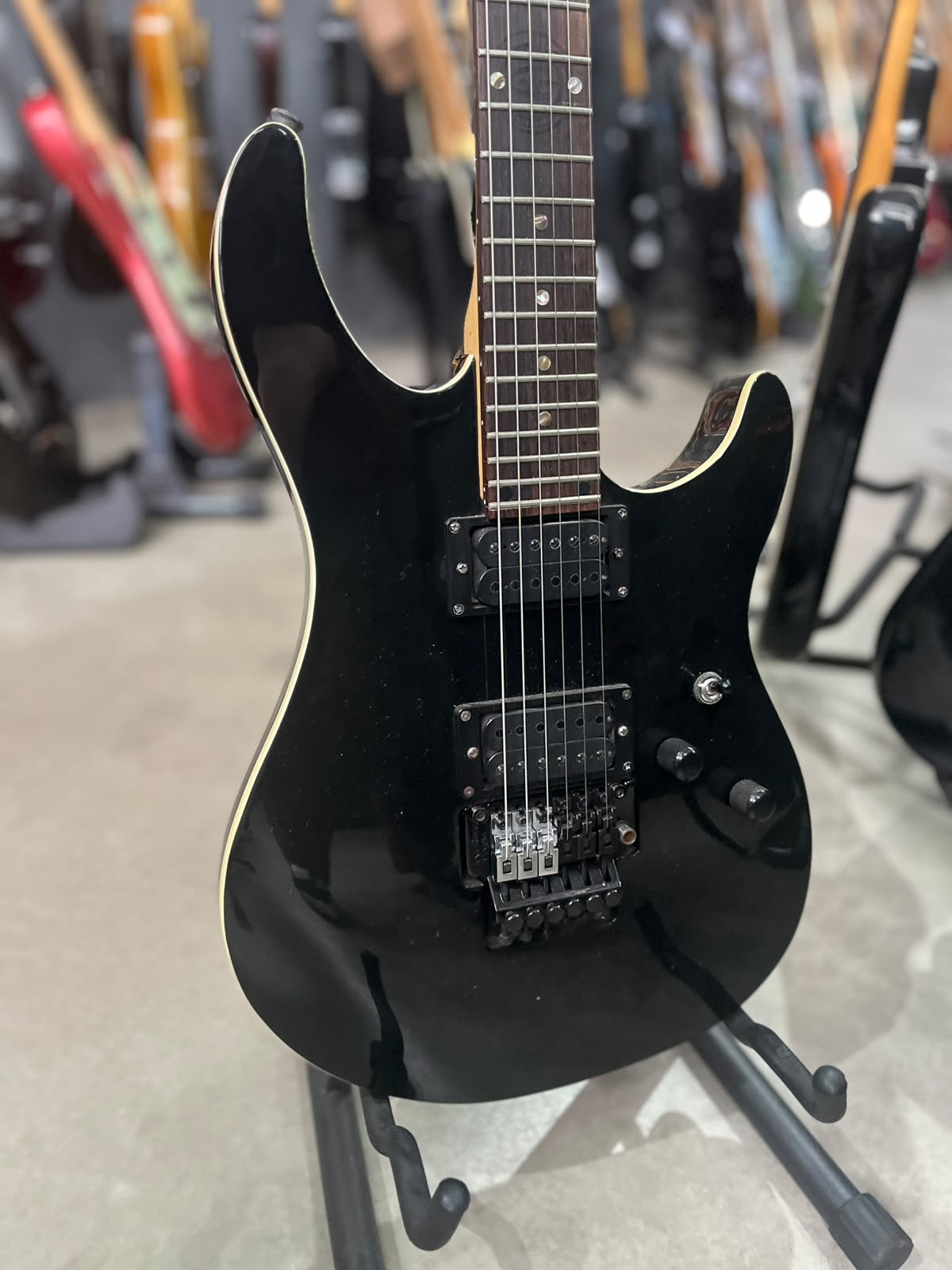 Guitarra Marca Tagima – Modelo: Vulcan Special Séries frizo creme com Floyd miniatura 3