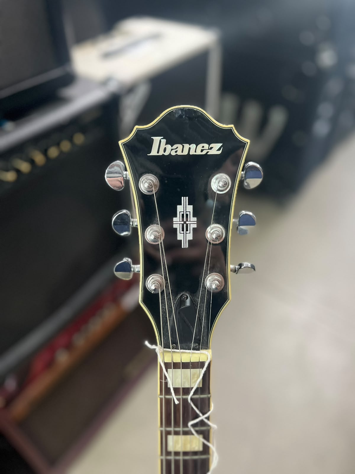 Guitarra Ibanez Artcore AF75 Semi acústica preta Redburst escudo preto miniatura 5