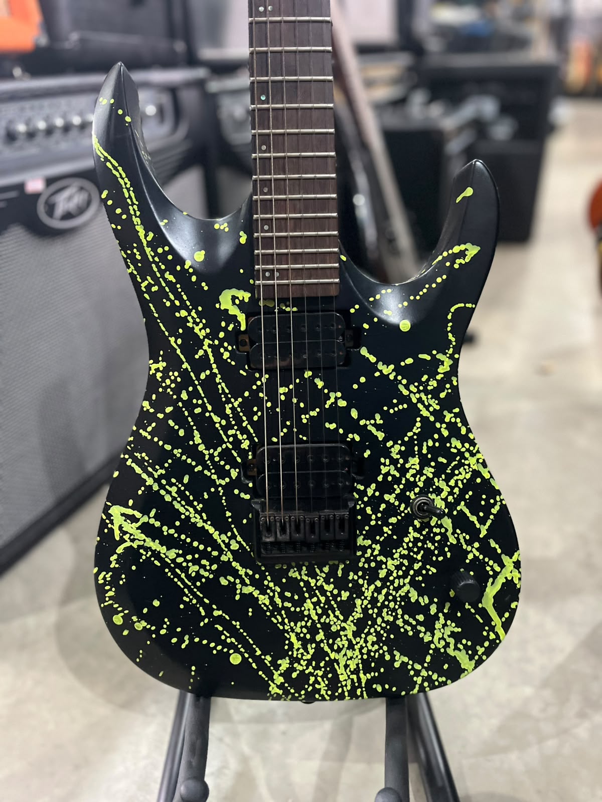 Guitarra Atlanti SuperStrato Preta Splatters (respingos verdes)