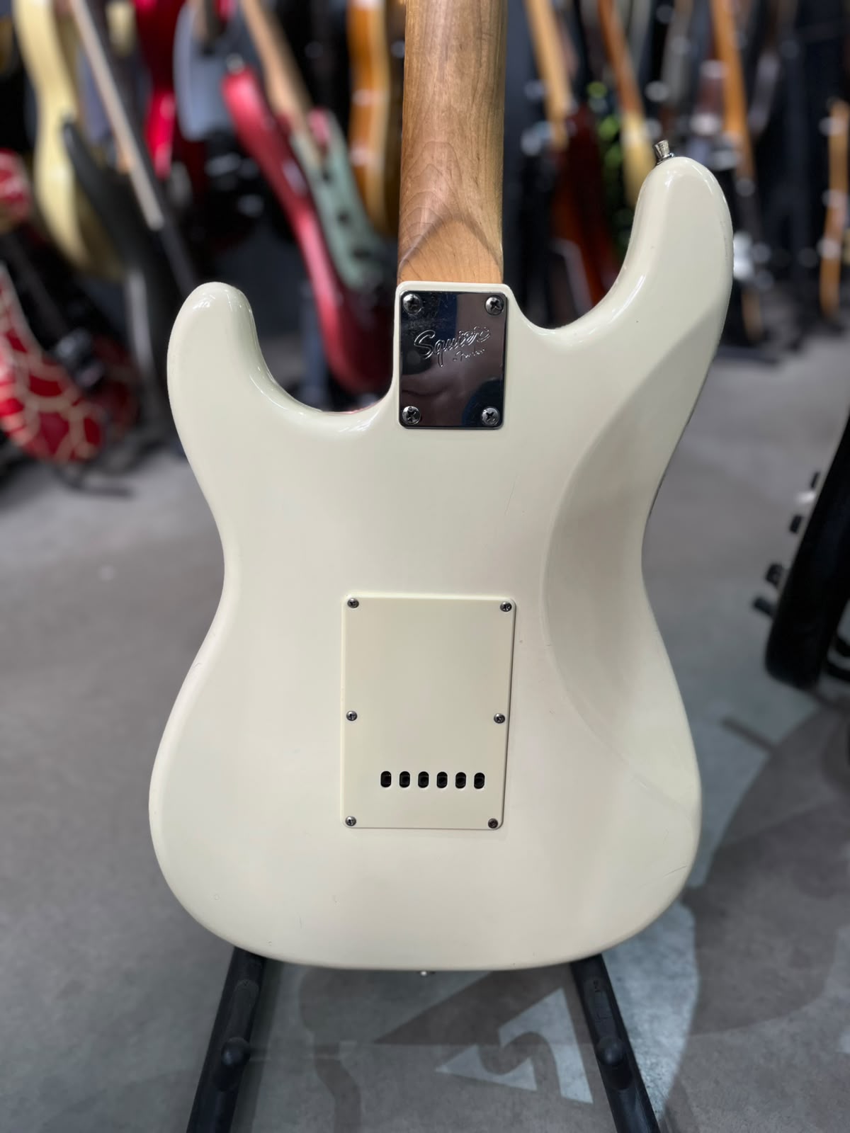 Guitarra Squier Strato Affinity creme com escudo preto miniatura 7
