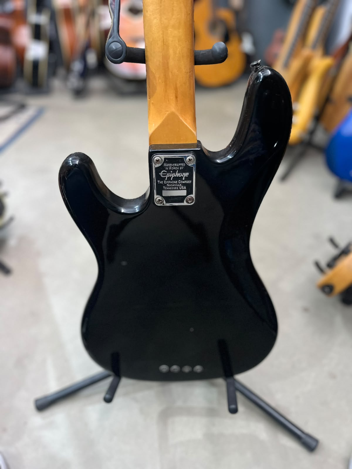 Baixo Marca Epiphone – Modelo: 4 cordas preto com madeira (relicado) miniatura 7