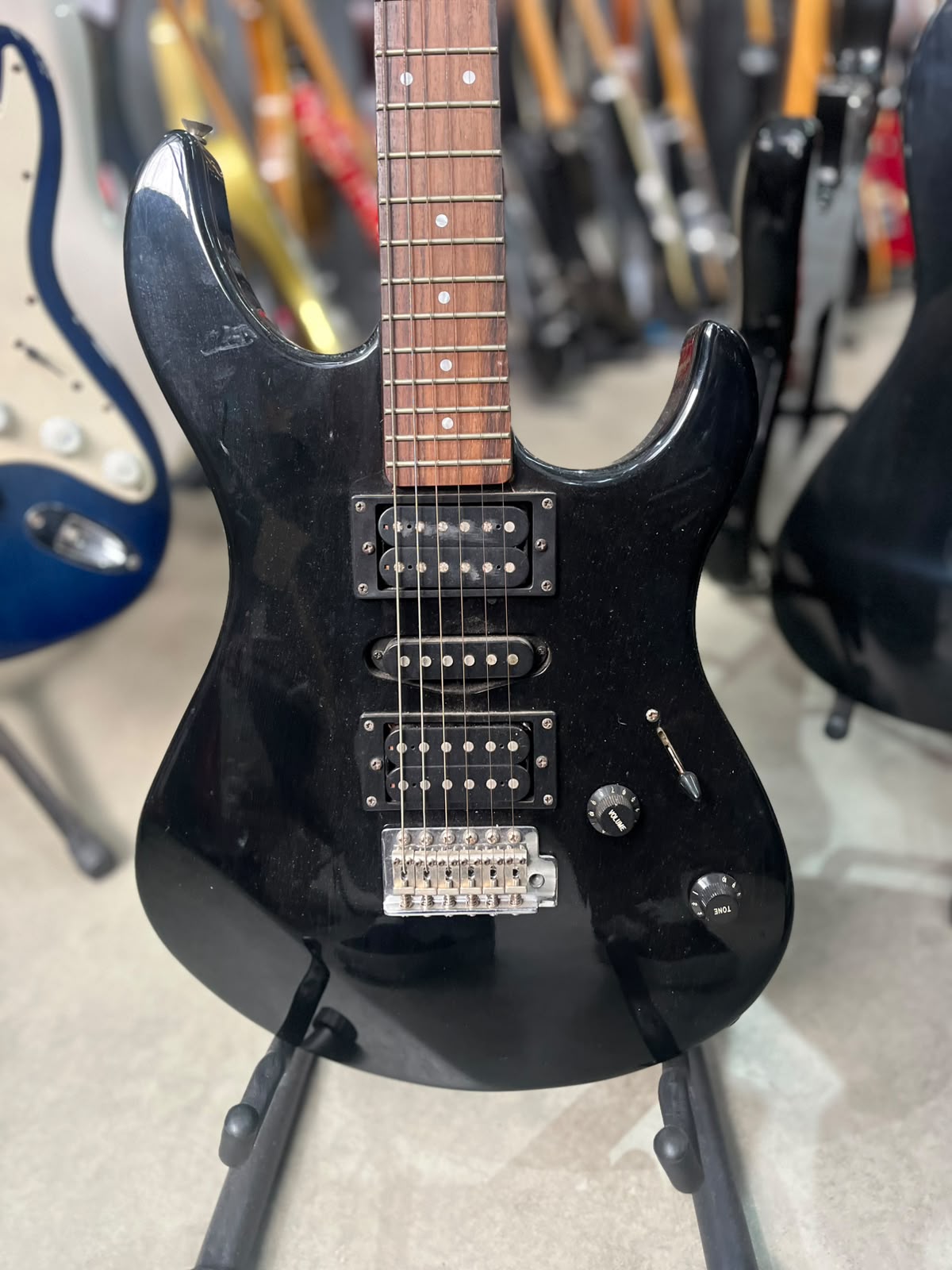 Guitarra Yamaha Modelo: ERG 121 preta