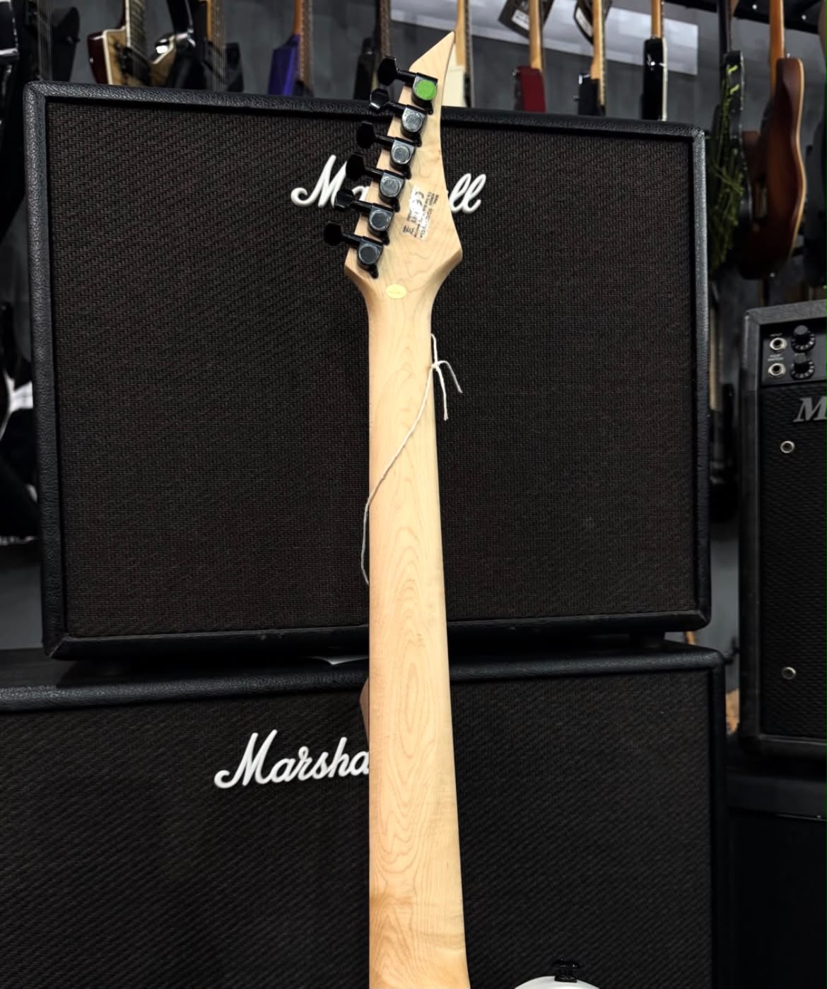 Guitarra Solar telecaster branca escudo preto miniatura 5