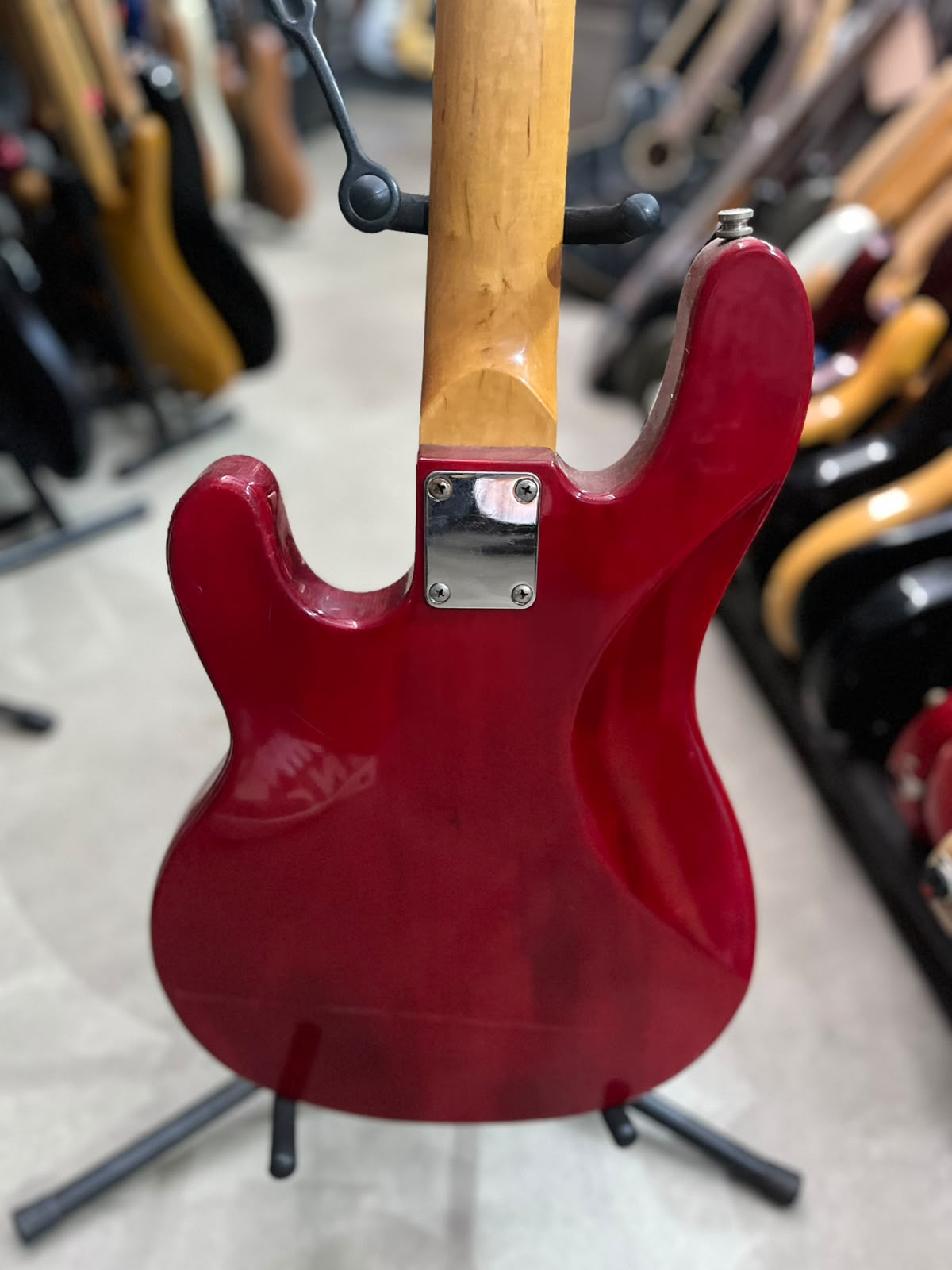 Baixo Groovin Vermelho – Modelo Californa Series 5 cordas miniatura 8