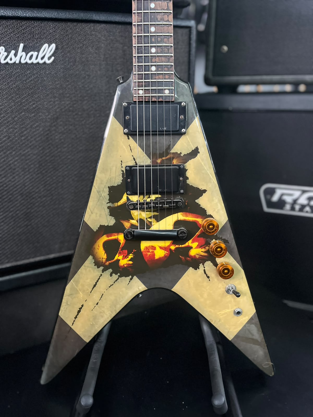 Guitarra Marca Washburn – Modelo: Flyng V cap emg