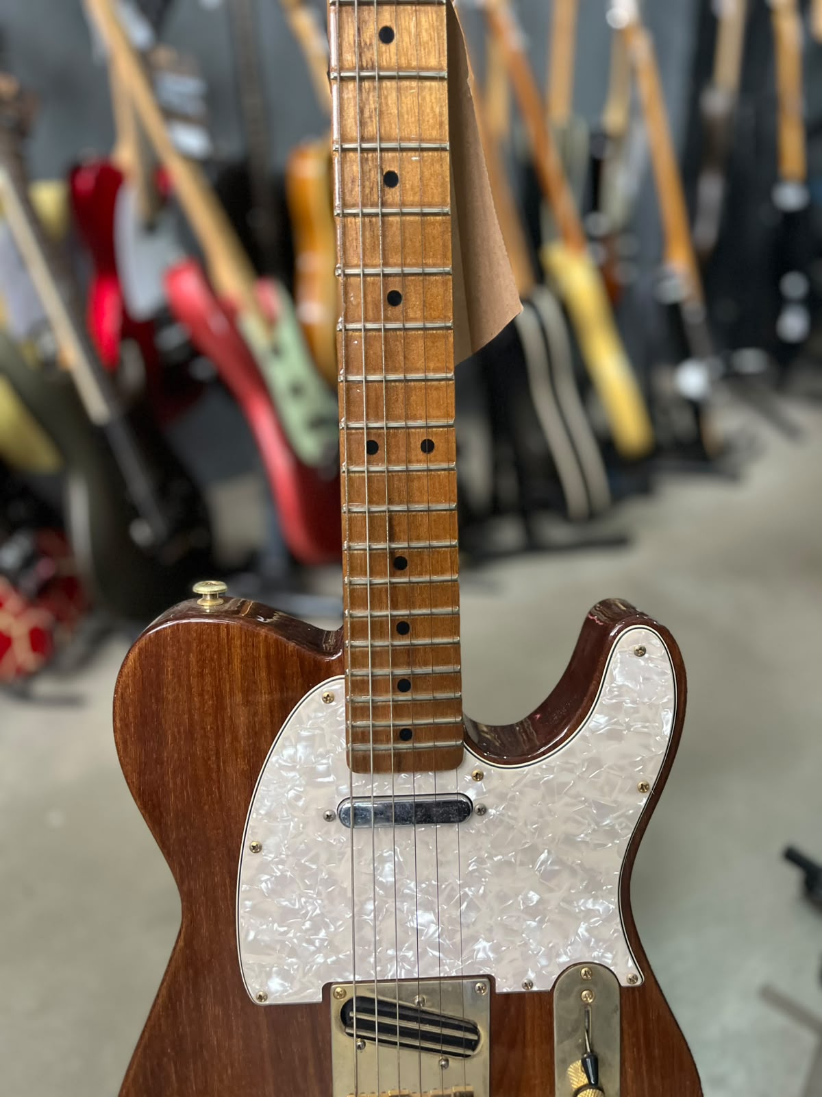 Guitarra Marca BULL – Modelo: Luthier Nacional miniatura 4