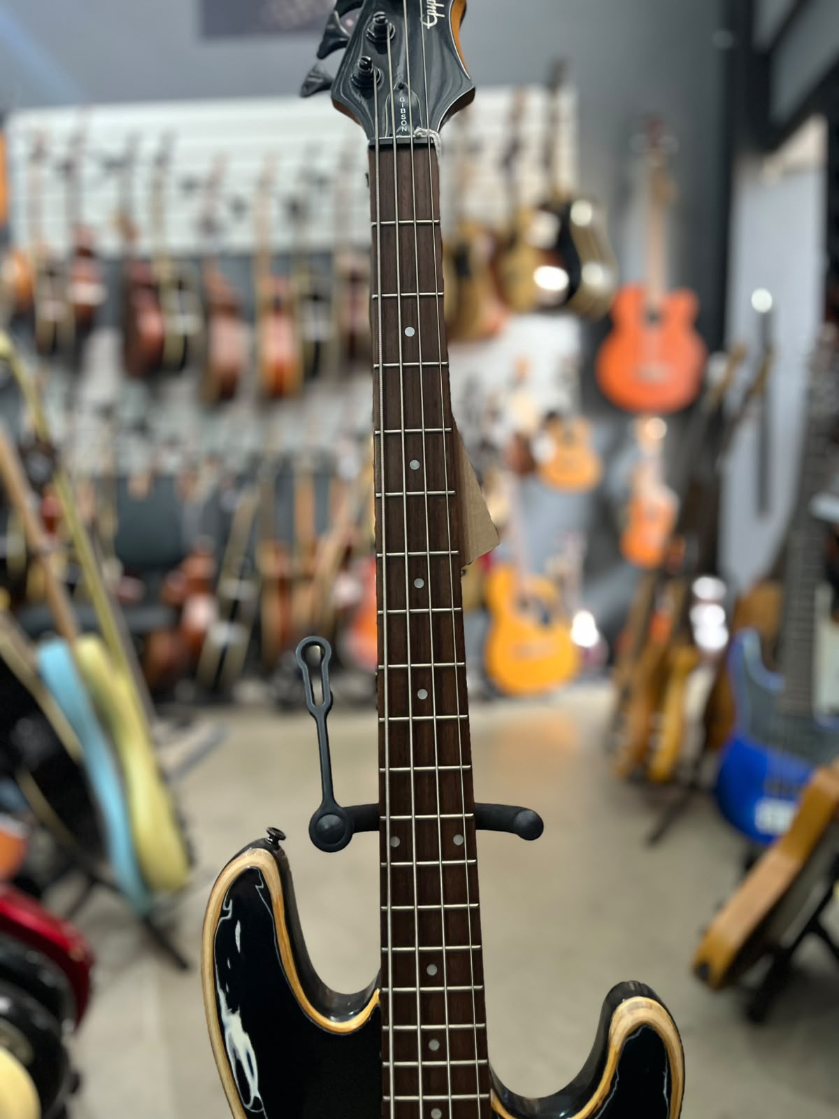 Baixo Marca Epiphone – Modelo: 4 cordas preto com madeira (relicado) miniatura 4