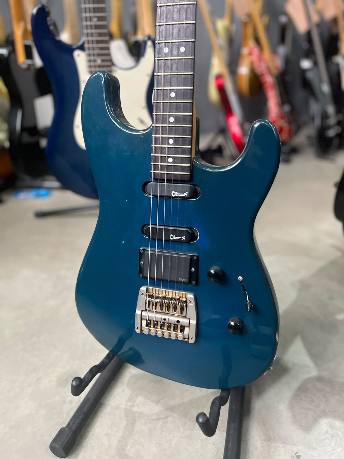 Guitarra Marca Charvette Modelo: Com Floyd  miniatura 2