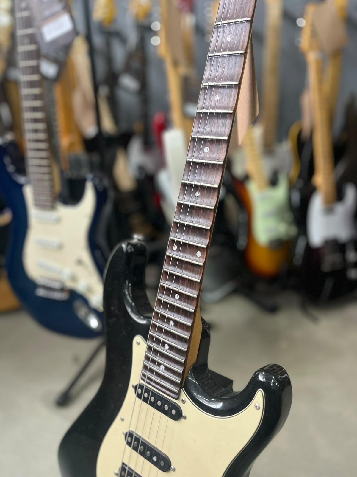 Guitarra Crafter  Modelo; county series Strato Preta miniatura 6
