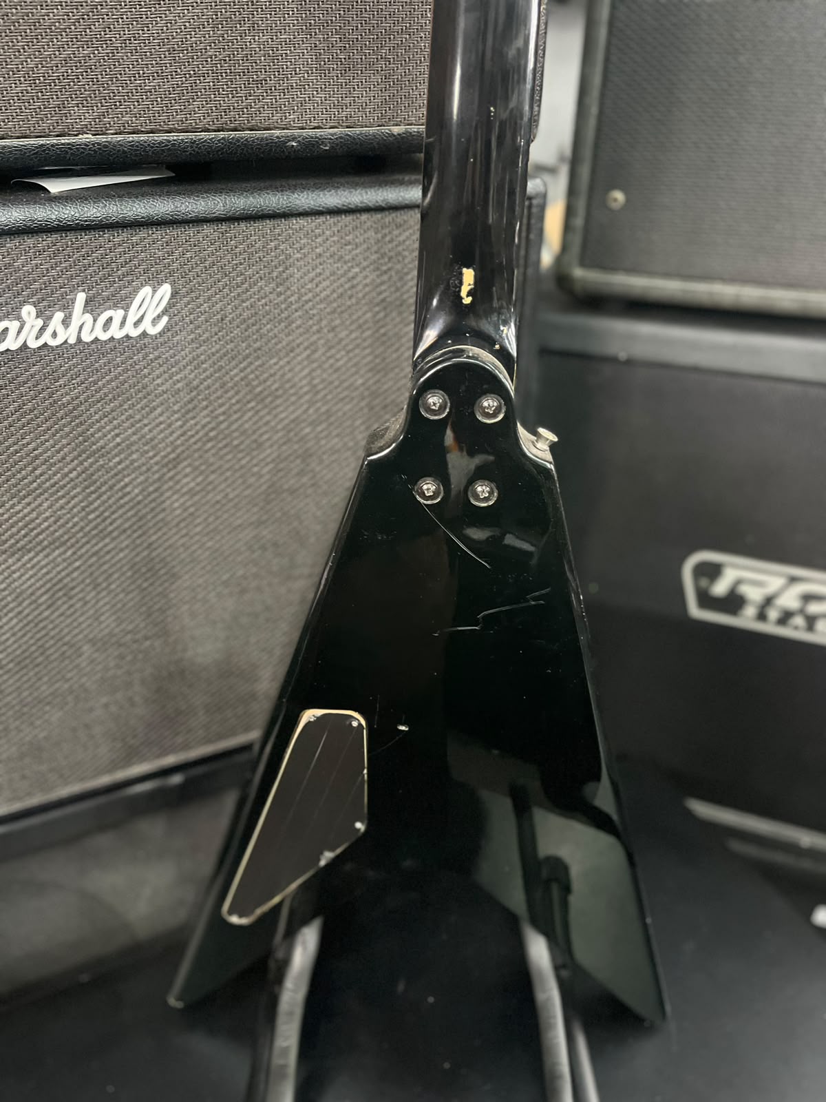 Guitarra Marca Washburn – Modelo: Flyng V cap emg miniatura 9