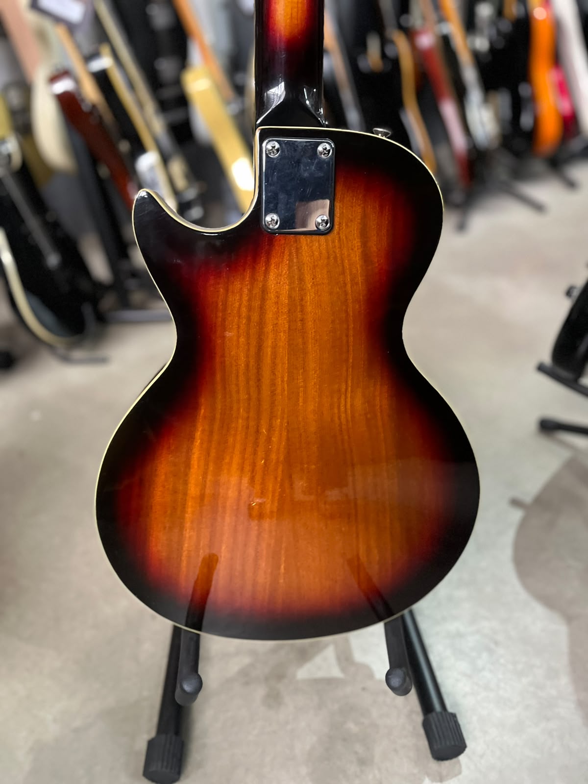 Guitarra Washburn semi Hollow miniatura 6