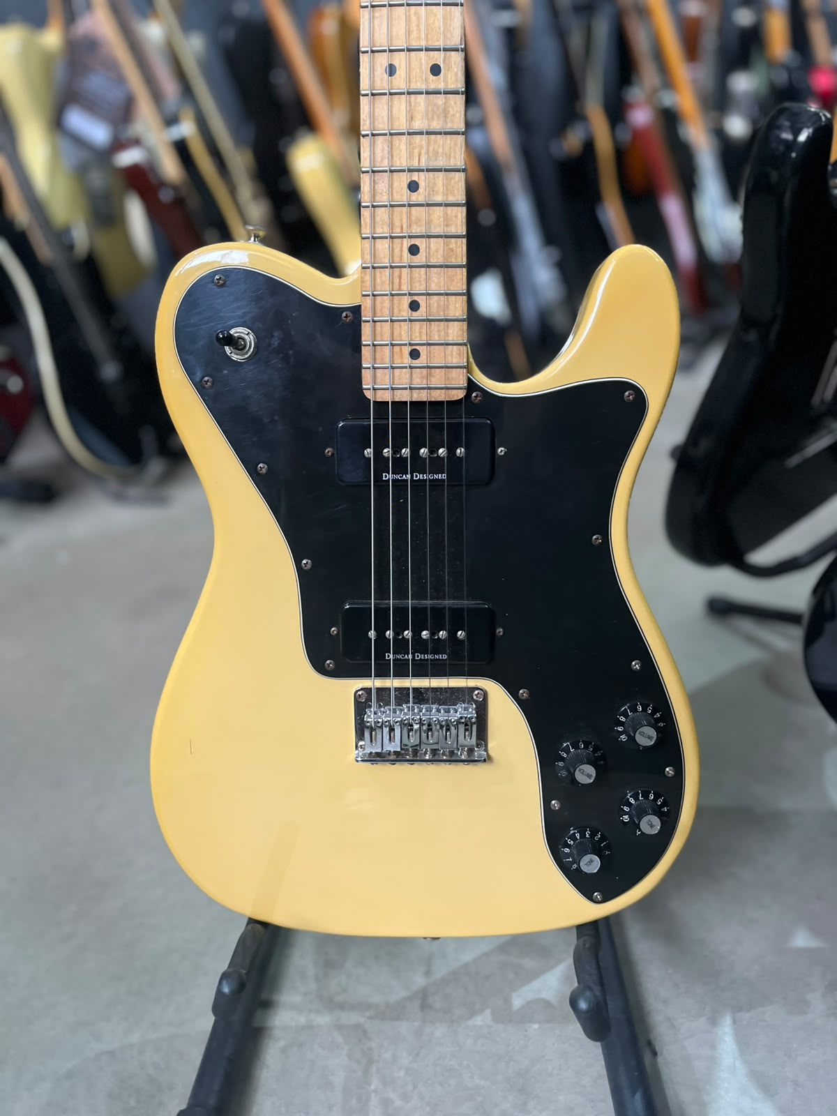Guitarra Squier Telecaster Amarela com escudo preto