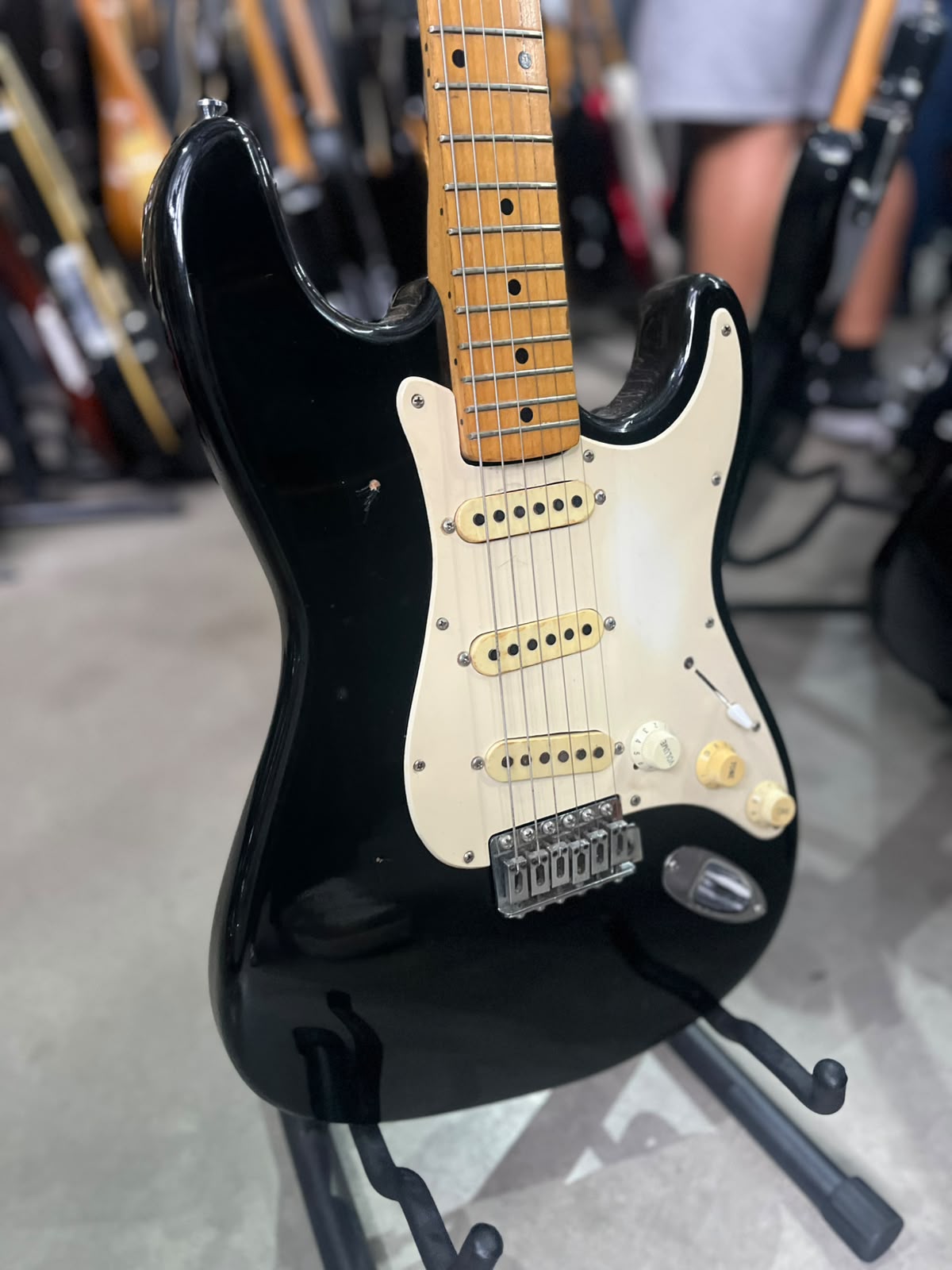 GUITARRA GIANNINI STRATOSONIC PRETA ESCUDO BRANCO miniatura 3