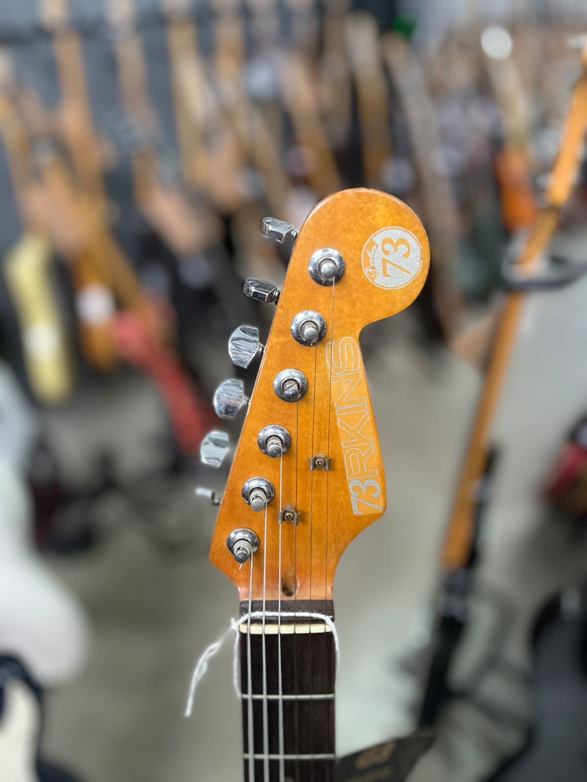 Guitarra Strato Preta escudo creme 7Rkins miniatura 6