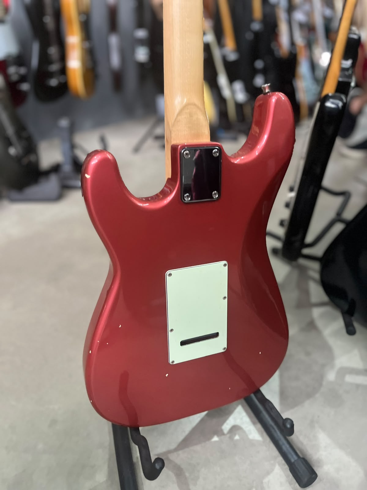 GUITARRA STUDEBACKER  STRATO ROSA ESCUDO MENTA miniatura 9