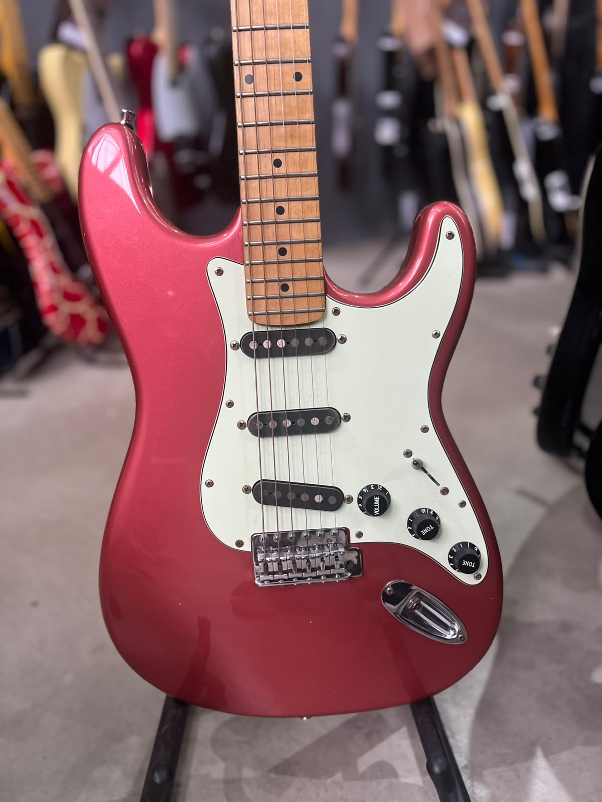 GUITARRA STUDEBACKER  STRATO ROSA ESCUDO MENTA