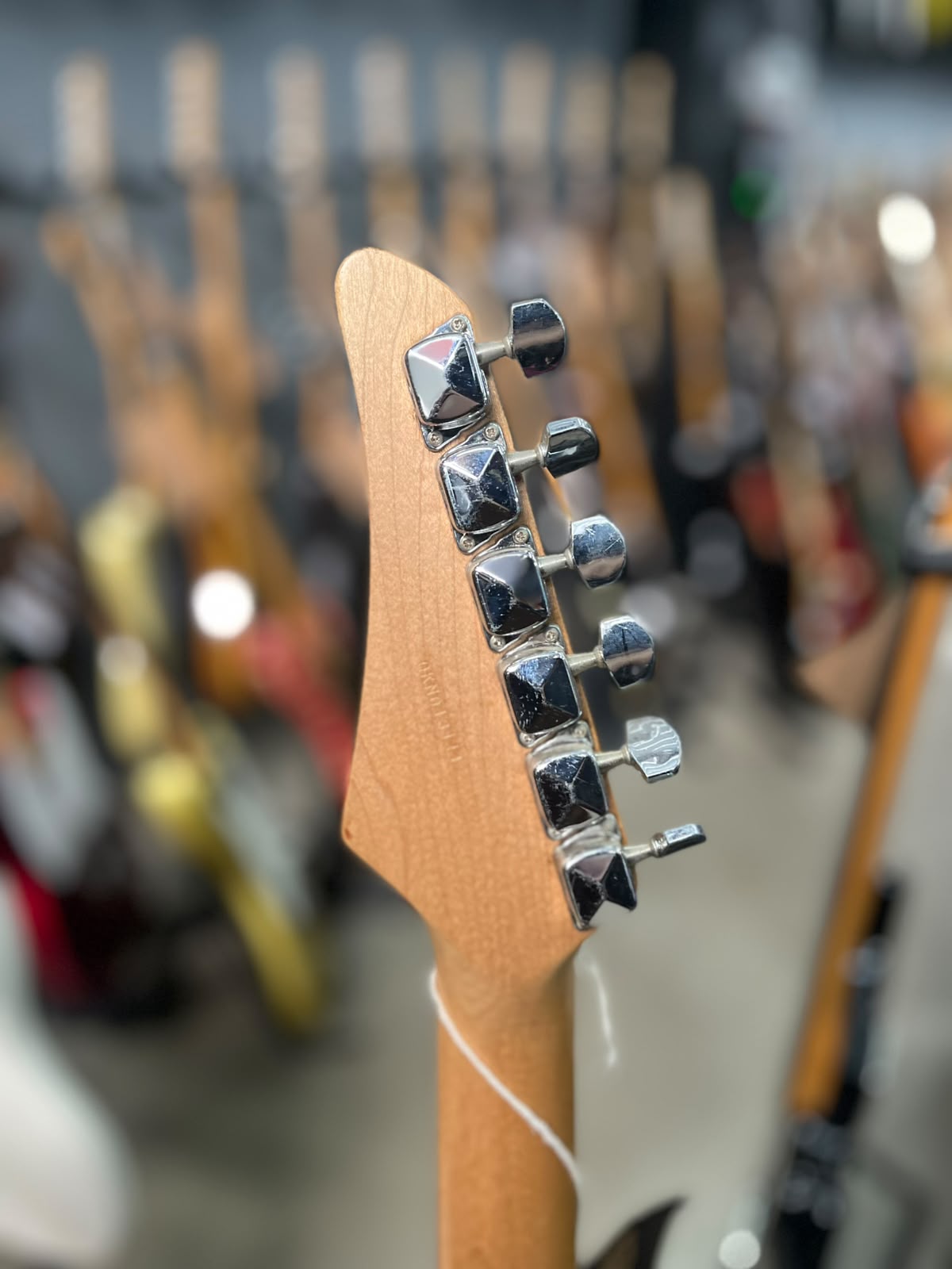 Guitarra Yamaha Modelo: ERG 121 preta miniatura 6