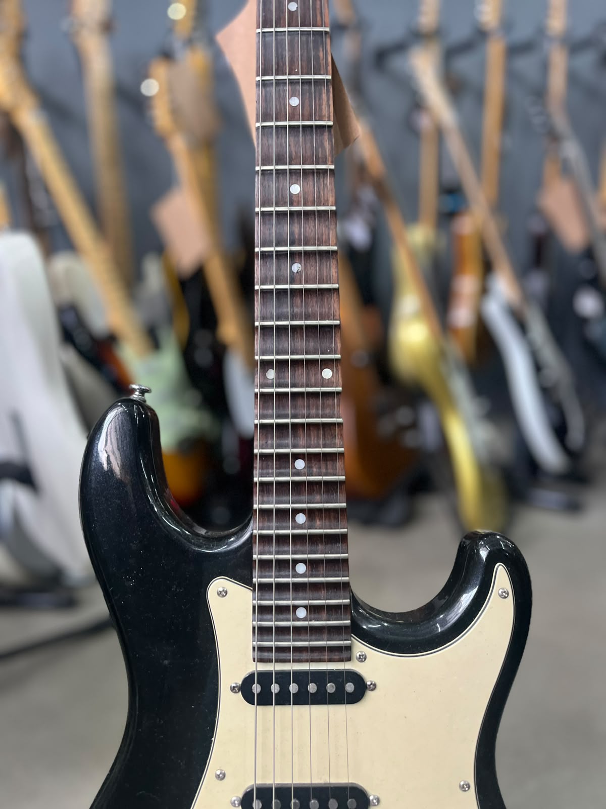 Guitarra Crafter  Modelo; county series Strato Preta miniatura 4