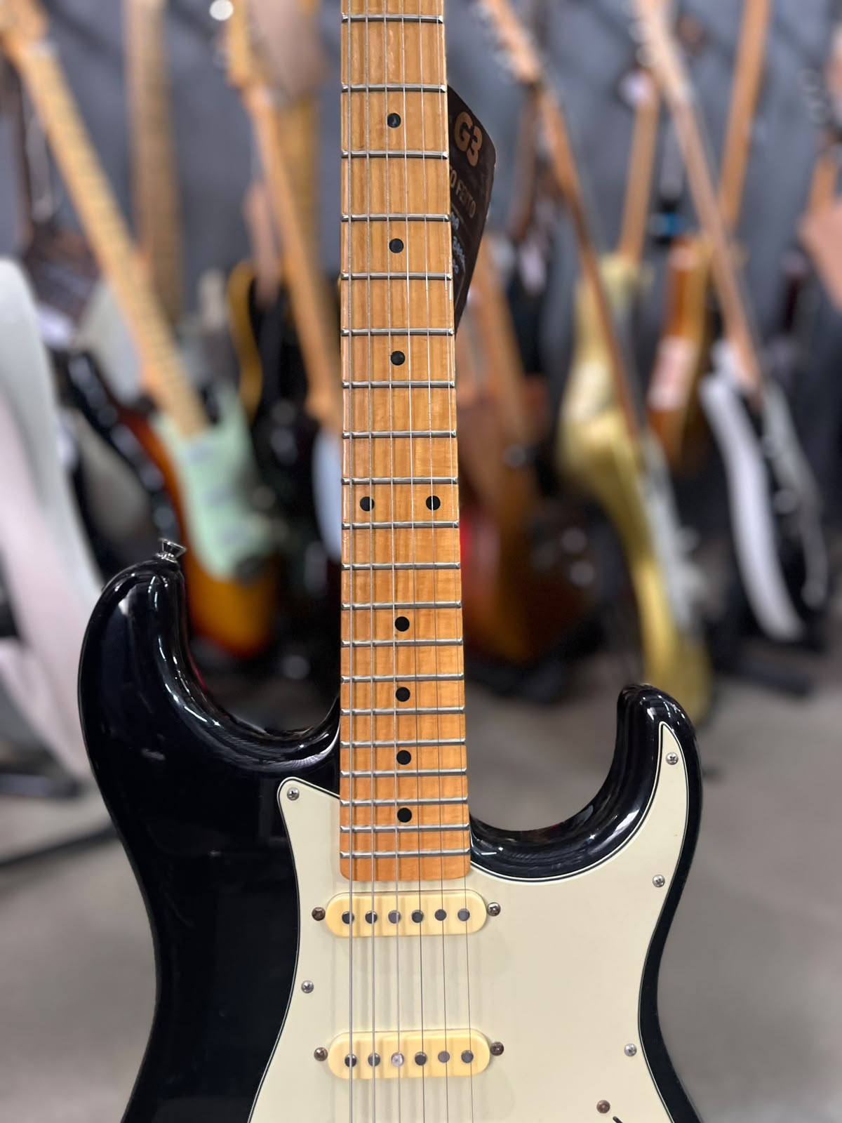 Guitarra Tagima  T-635 preta com escudo creme  Brasil miniatura 4