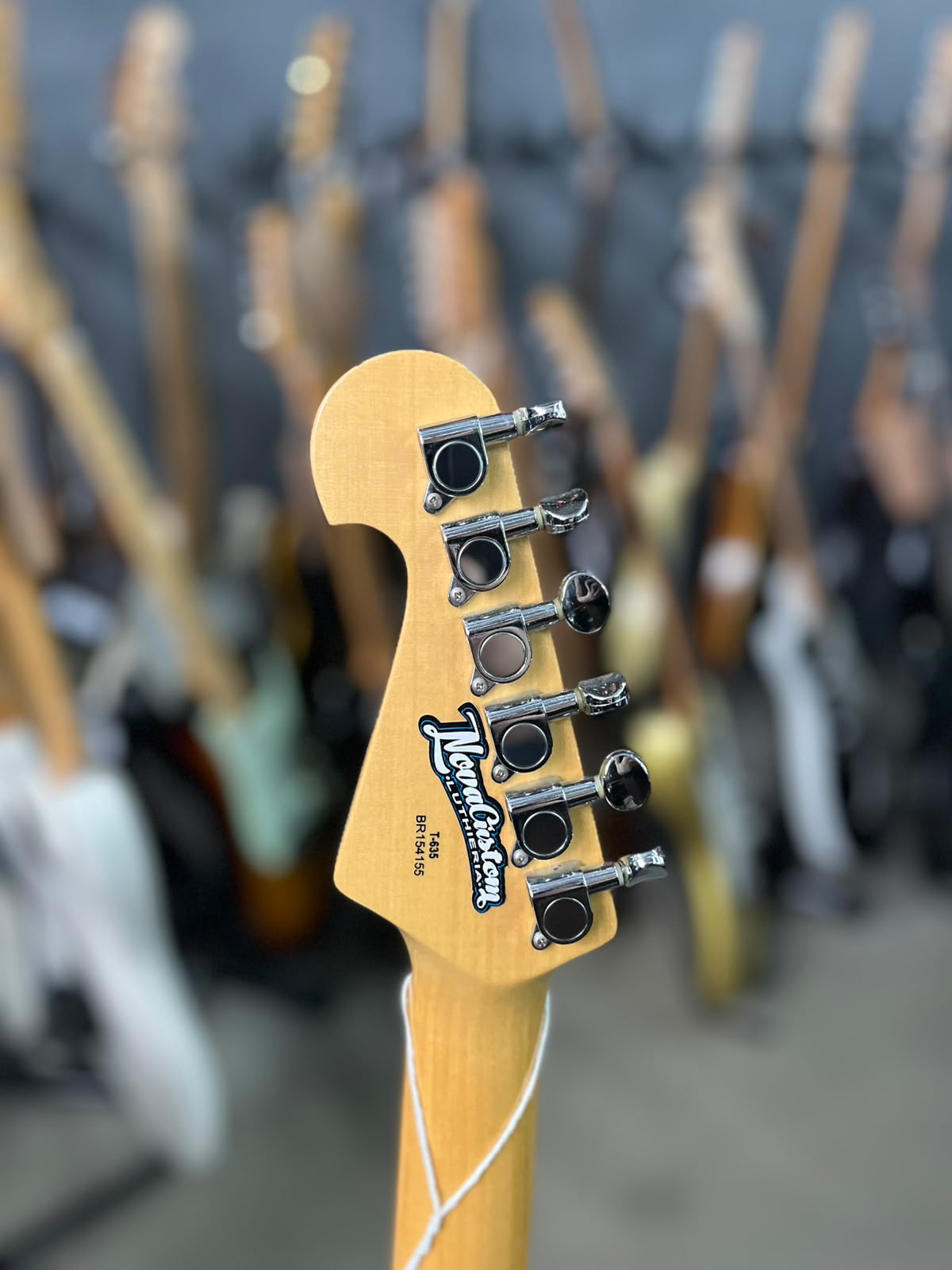 Guitarra Tagima  T-635 preta com escudo creme  Brasil miniatura 7