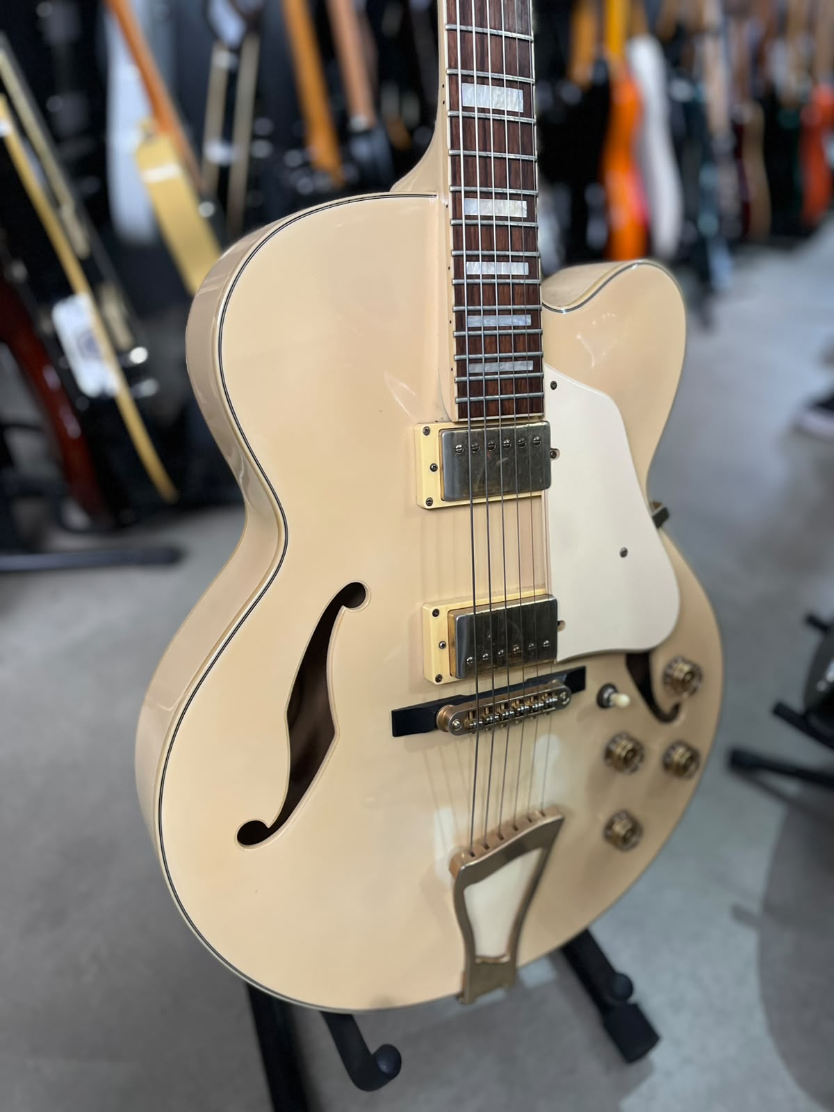 Guitarra Marca Ibanez – Modelo: Semi acústica Creme miniatura 3