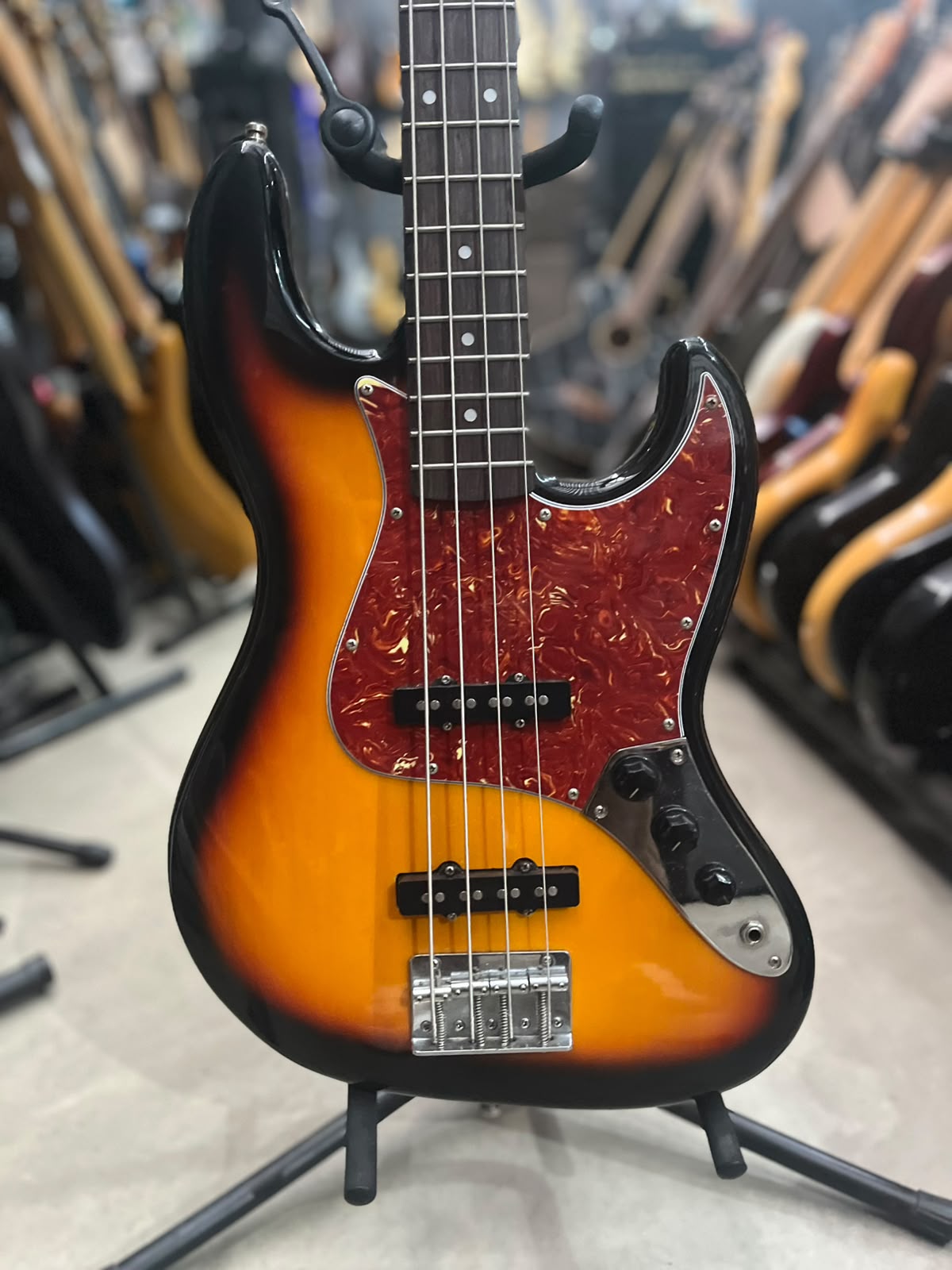 BAIXO TAGIMA WOODSTOCK 73 SUNBURST  4 CORDAS