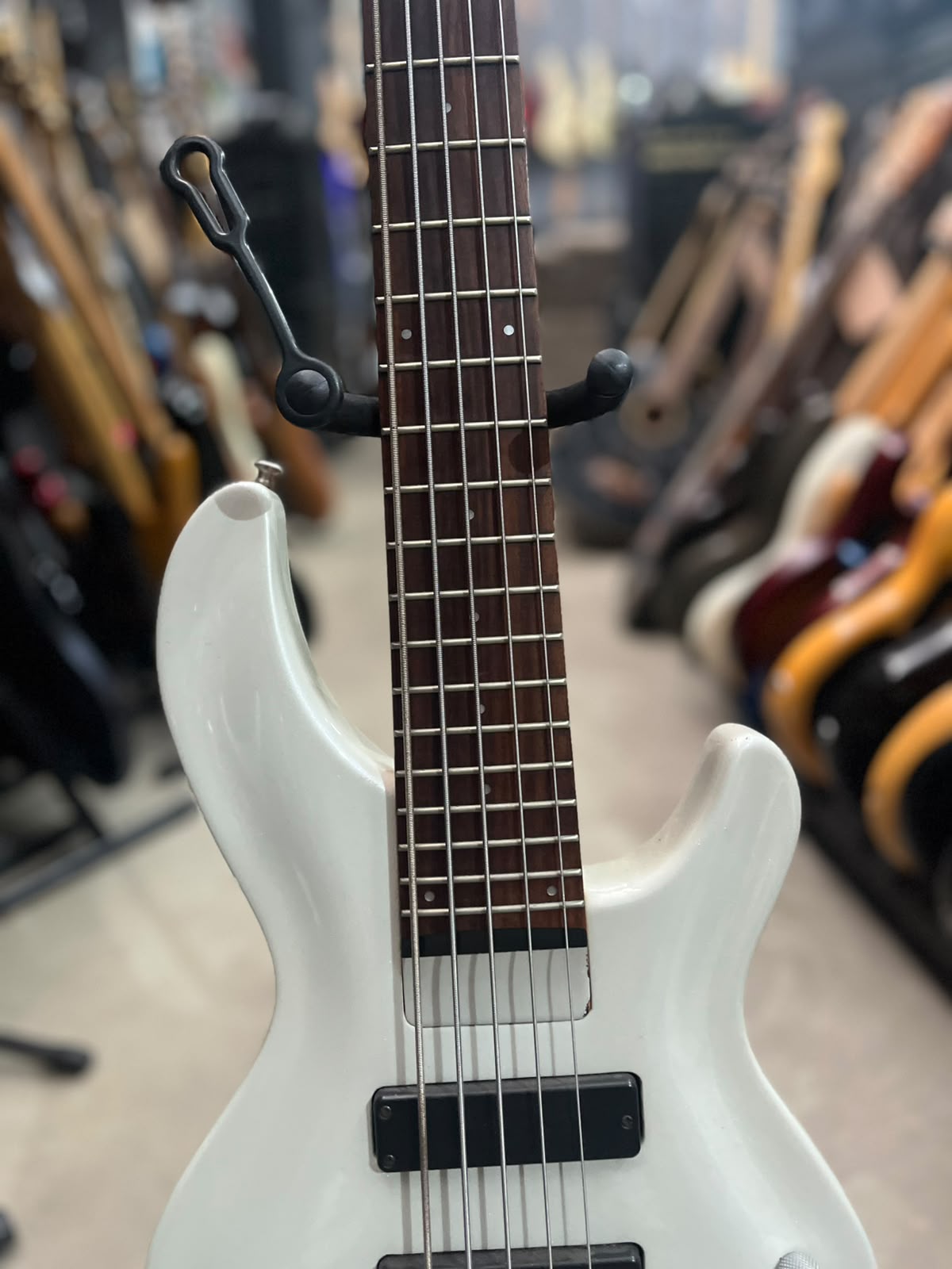 Baixo Marca Ária pro – Modelo: 5 cordas Branco perolado miniatura 4