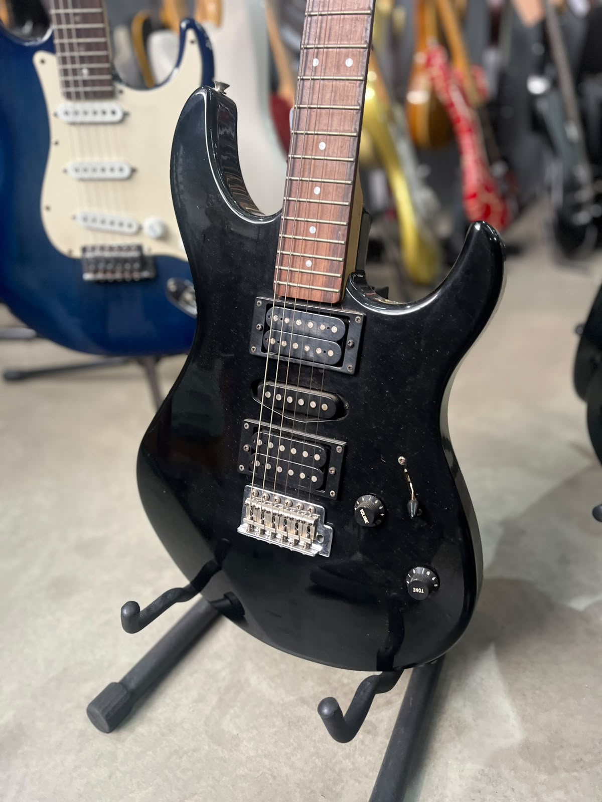 Guitarra Yamaha Modelo: ERG 121 preta miniatura 2