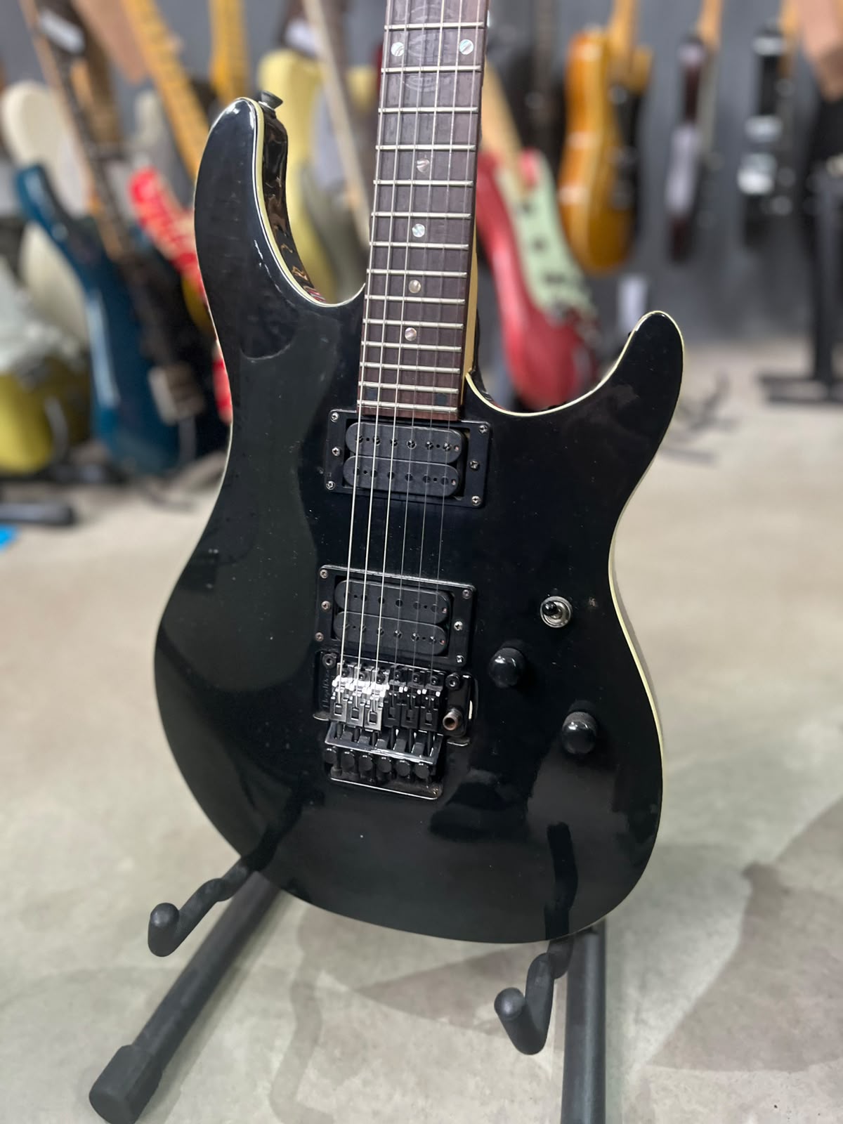 Guitarra Marca Tagima – Modelo: Vulcan Special Séries frizo creme com Floyd miniatura 2
