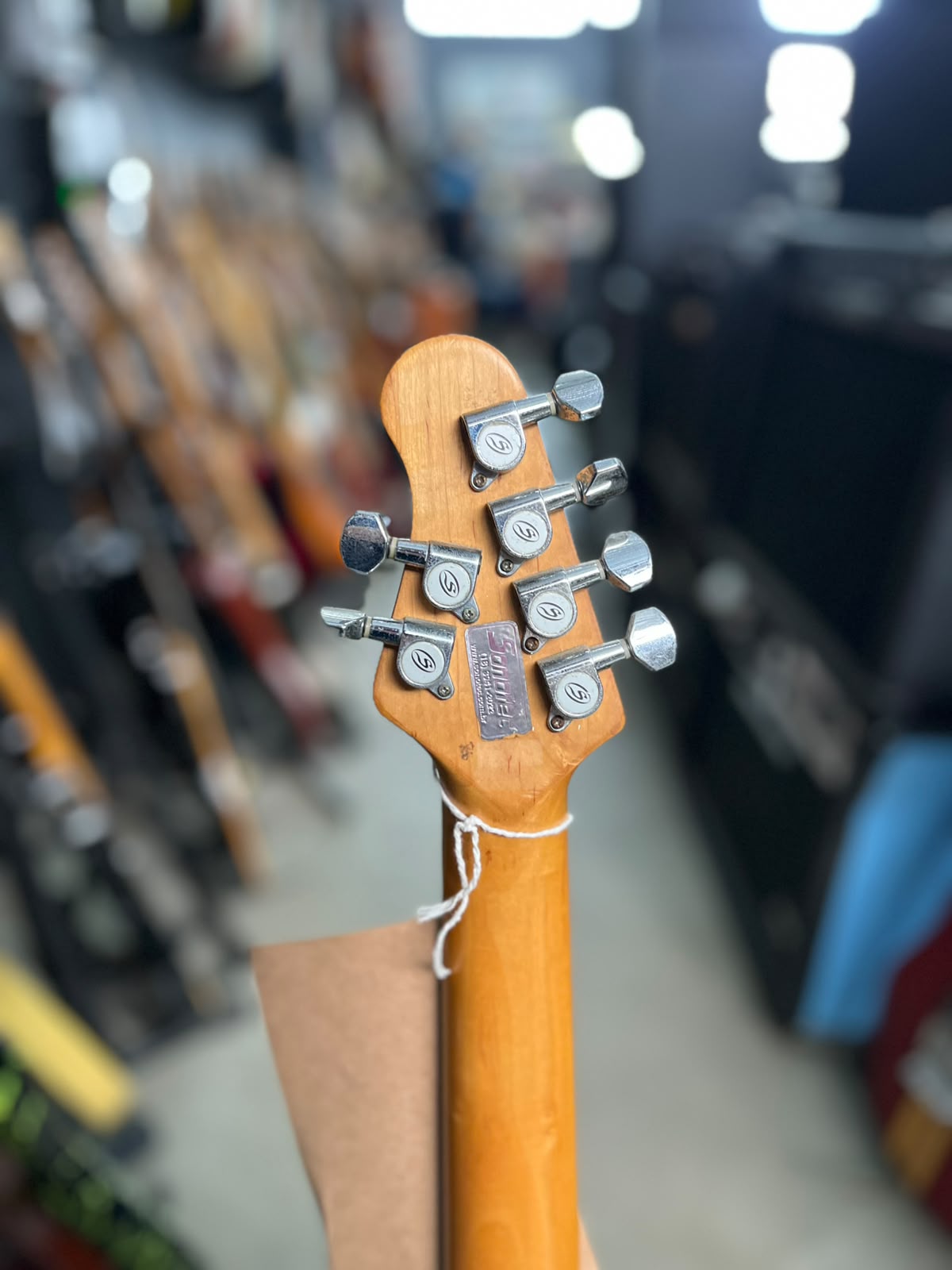 Guitarra Com Floyd vermelha frizo creme Strinberg miniatura 6