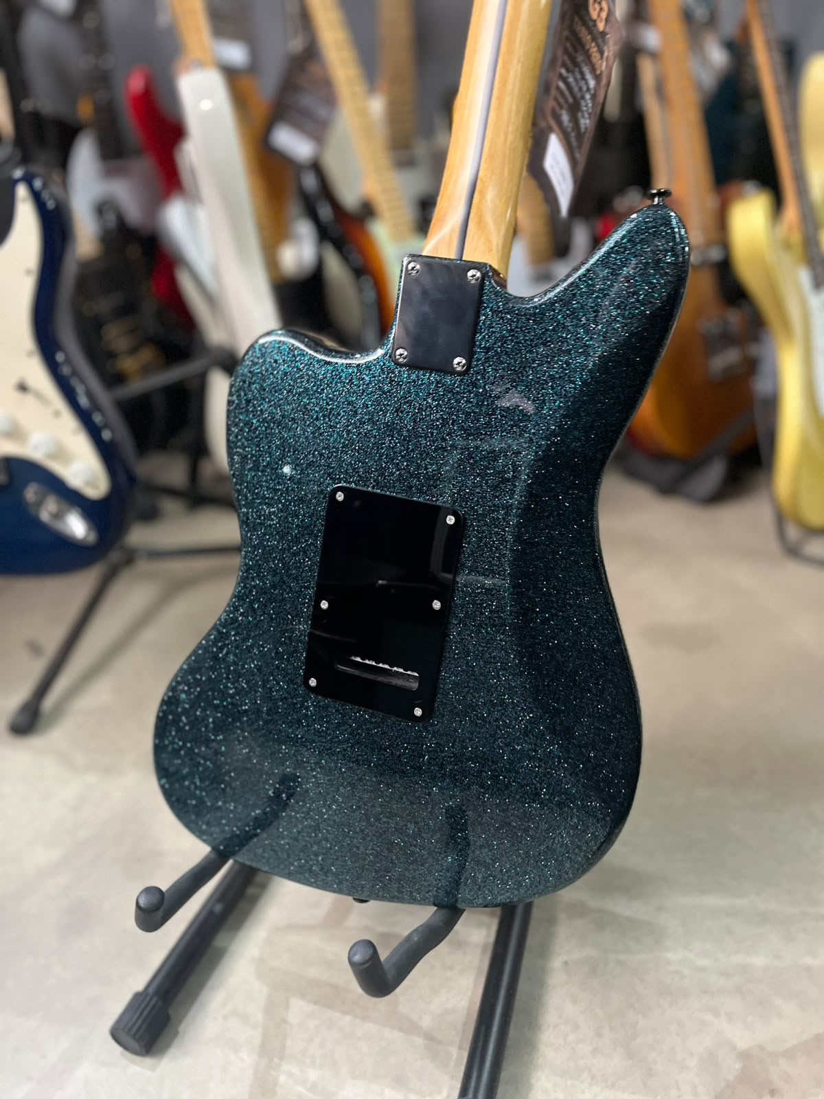 Guitarra Studebaker Jaguar azul sparkle escudo preto miniatura 9