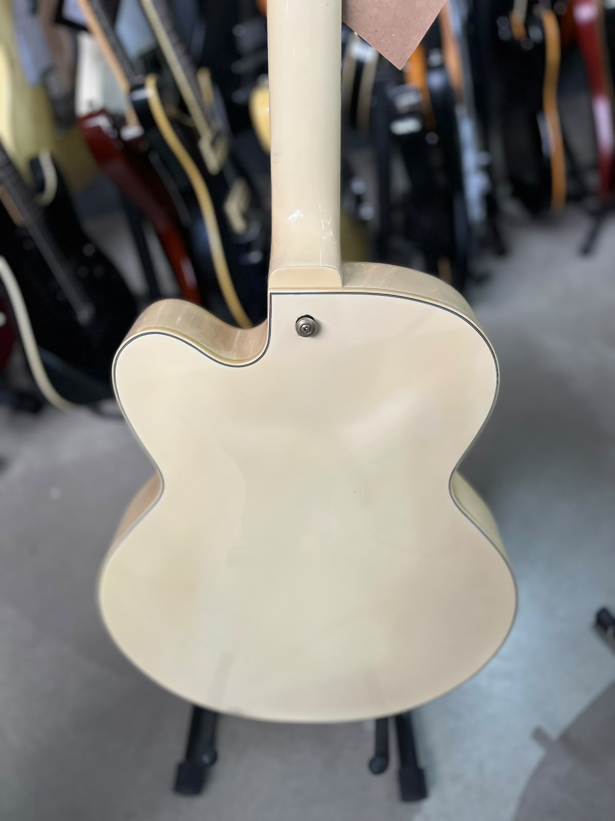 Guitarra Marca Ibanez – Modelo: Semi acústica Creme miniatura 7