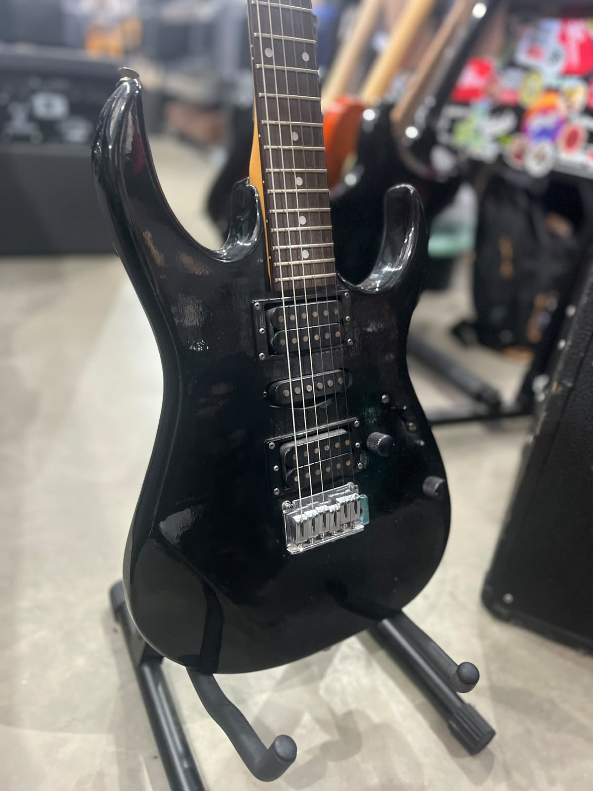 Guitarra Marca: Ibanez  Modelo: SuperStrato preta miniatura 3