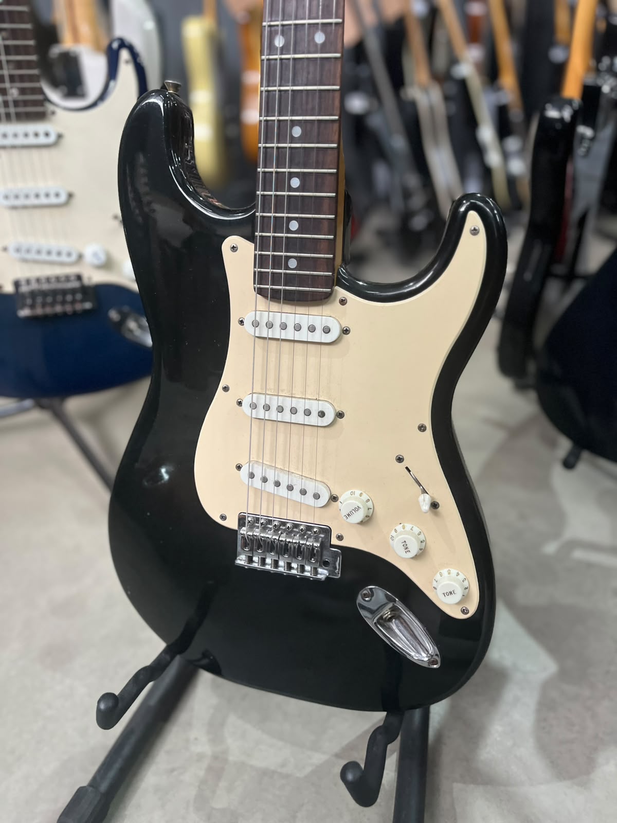 Guitarra Strato Preta escudo creme 7Rkins miniatura 2