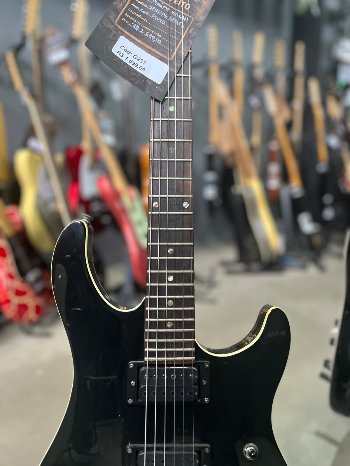 Guitarra Marca Tagima – Modelo: Vulcan Special Séries frizo creme com Floyd miniatura 4