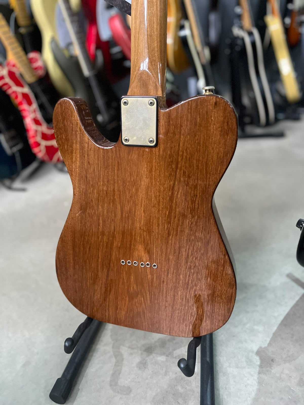 Guitarra Marca BULL – Modelo: Luthier Nacional miniatura 9
