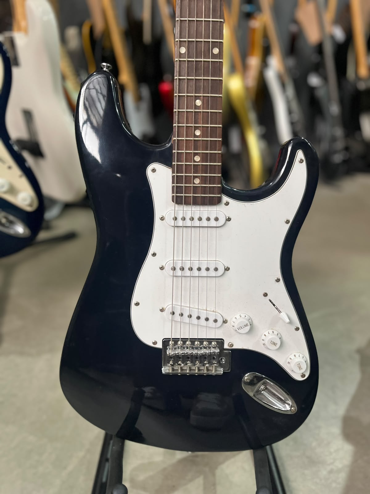 Guitarra Califórnia Especial Strato preta com escudo branco  Shelter