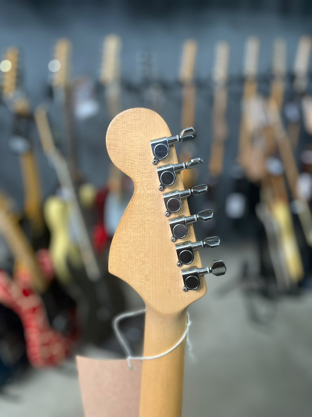 GUITARRA STUDEBACKER  STRATO ROSA ESCUDO MENTA miniatura 6